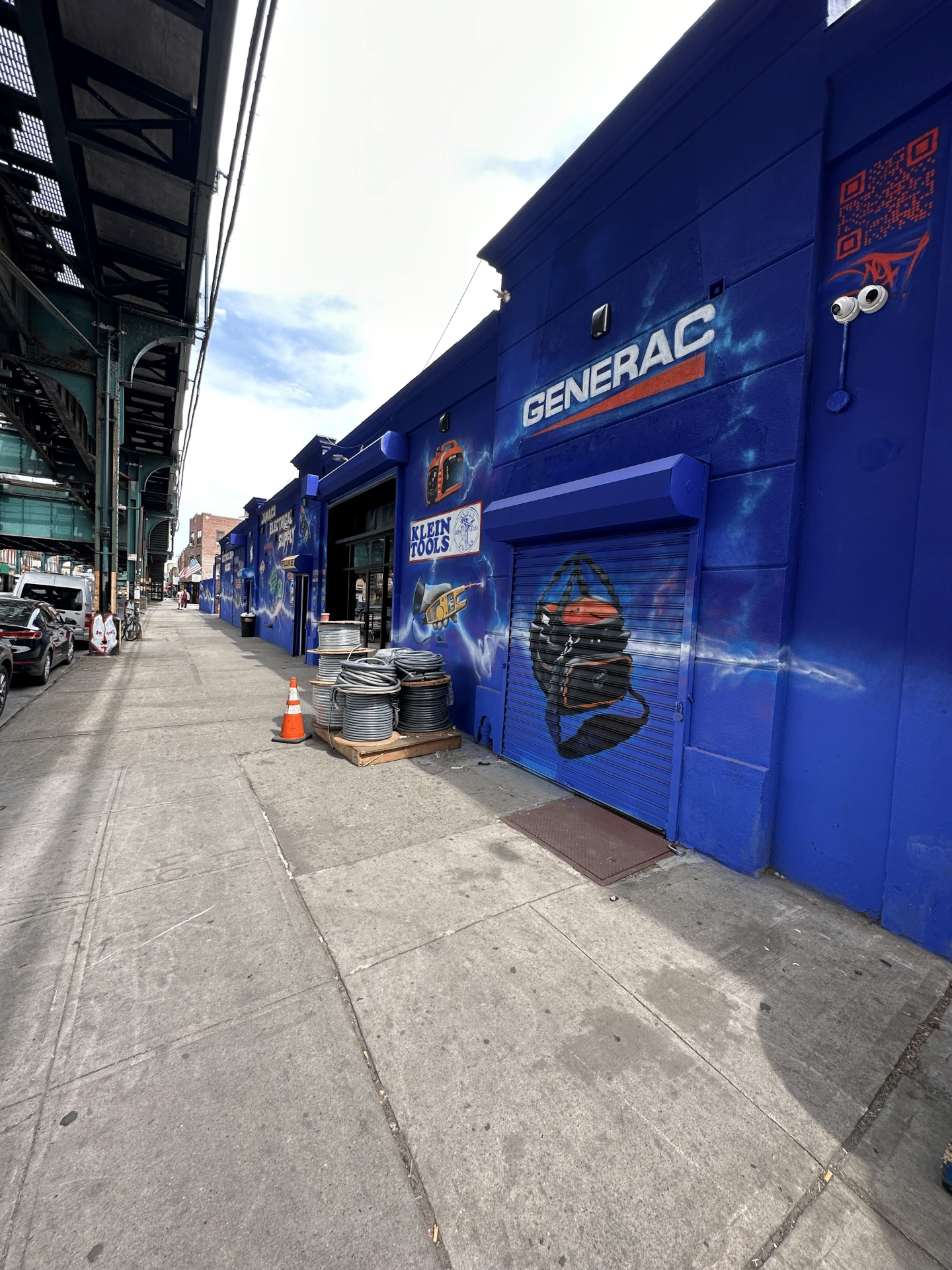 Storefront under the J train